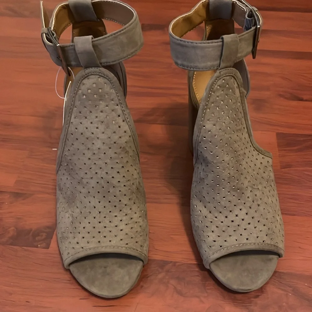 Universal Thread Taupe Peep-Toe Heeled Sandals - Picture 2 of 4